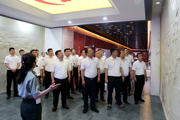 圖1.參觀長武縣革命歷史陳列室_副本.jpg