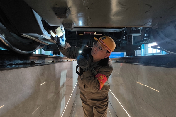 劉彥軍檢修機(jī)車.jpg
