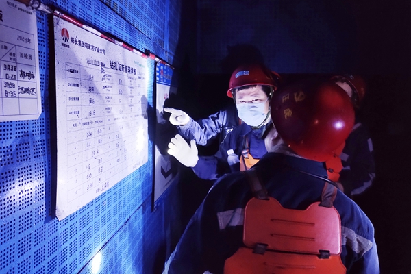 圖片2：井下檢查現(xiàn)場 (2)_副本.jpg