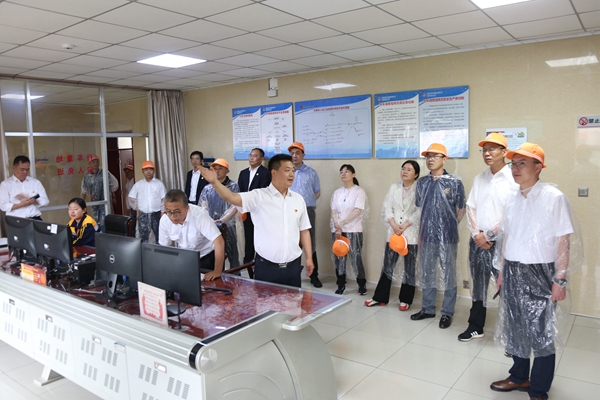 參觀運(yùn)轉(zhuǎn)室_副本.jpg