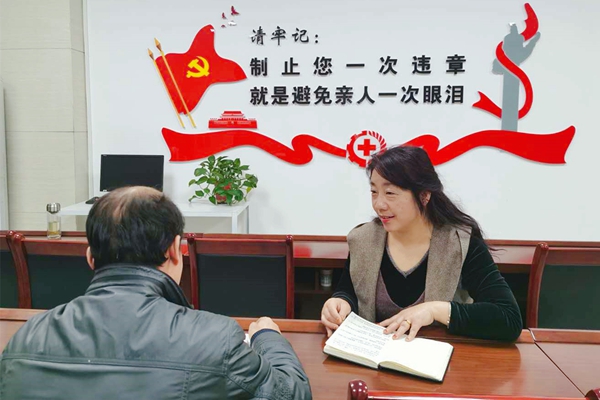 1717472270200863.jpg 1 家屬協(xié)管員與“三違”人員談心_副本.jpg