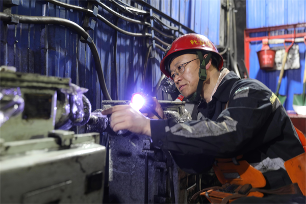 煤炭行業(yè)技能大師-胡家河礦杜立功工作照3-3_副本.png