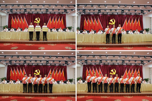 4.“兩優(yōu)一先”表彰1.0_副本.jpg