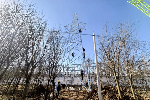 完成鐵塔架設(shè)_副本.jpg
