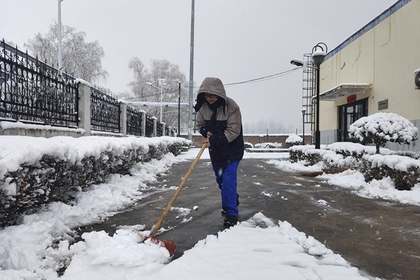 1.清理站內(nèi)積雪確保巡檢通道暢通_副本.jpg