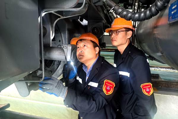 1779151340149335.jpg “藍工服”精檢細修保暢通.jpg