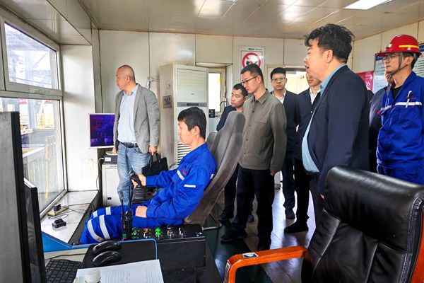 參觀智能化裝車系統(tǒng)_副本.jpg